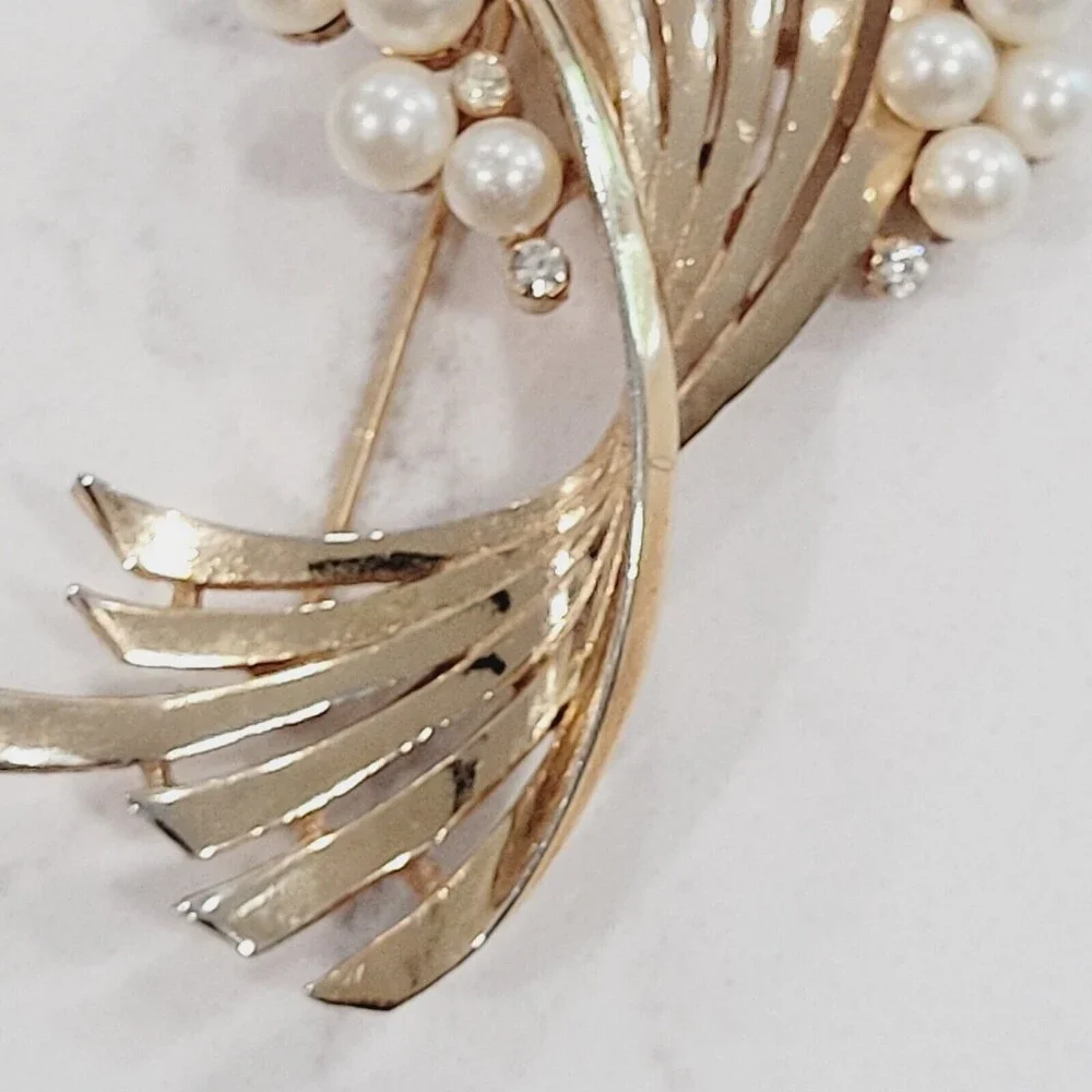Crown Trifari Faux Pearl Rhinestone Swirl Brooch Gold Tone Cluster Bouquet MCM - Picture 13 of 16